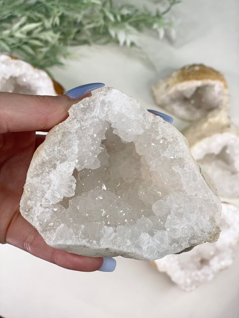 Geode Aesthetic, Dot Painting Tools, Geode Rocks, Rock Gifts, Quartz Geode, Crystal Geode, Druzy Quartz, Stone Collection, White Crystal