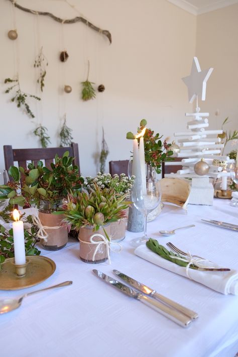 Christmas fynbos South Africa decorations Christmas In South Africa, South African Decor, Africa Decor, African Christmas, Summer Table Settings, Xmas Theme, Christmas Dinner Table, Summer Christmas, Dinner Table Decor