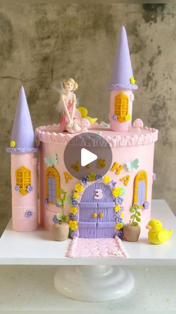 Princesses Cake Ideas, Diy Castle Cake, Buttercream Princess Cake, Princess Cupcakes Ideas, Princess Cakes Ideas Girl Birthday, Castle Cake Tutorial, Princess Theme Birthday Cake, Princess Cake Birthday, Disney Princess Cake Ideas