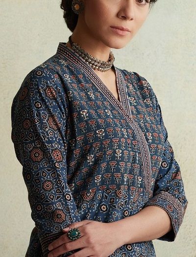 Border Suit Neck Design, Cotton Kurti With Border Design, Kalamkari Kurti Designs Latest Cotton, High Neck Designs For Suits, Border Suits Designs, Latest Kurta Neck Designs Women Classy, Ajrak Kurti Designs Latest, Border Kurti Designs Latest, Bagh Print Suits Design Latest