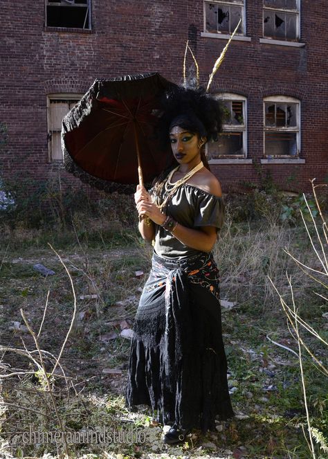 Marie Laveau shoot West Bottoms KC Marie Laveau Costume, Black Southern Gothic, Southern Witch, Witchy Chic, New Orleans Witch, Storm Witch, African Voodoo, Voodoo Costume, New Orleans Halloween