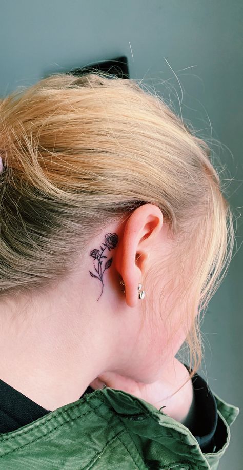 Small Tattoo Behind Ear, Rose Tattoo Behind Ear, Tattoo Behind The Ear, Stammestattoo Designs, Tato Suku, Behind Ear Tattoos, Tattoo Behind Ear, Small Rose Tattoo, Neck Tattoos Women