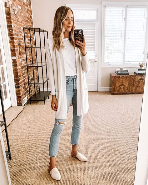 Summer Sweater Outfits, Cream Cardigan Outfit, Blush Leather Jacket, White Cardigan Outfit, Sweater And Jeans Outfit, Long White Cardigan, Burgundy Leather Jacket, Outfit Cardigan, White Ripped Jeans