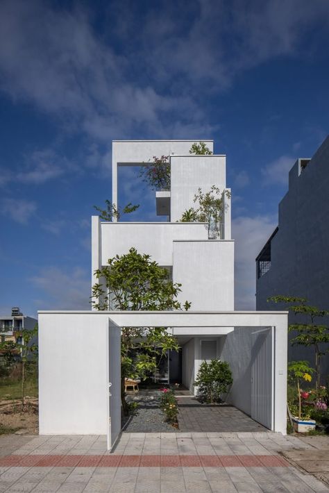 Home in Vietnam by H-H Studio incorporates stepped garden spaces Stepped Garden, New Architecture, Cityscape Photography, Young Family, Eco House, Facade Design, Brutalism, Garden Spaces, Family House