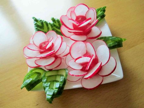 Radieschen eignen sich perfekt für eine Tellerdekoration. Hier wird gezeigt wie aus  Radieschen eine Rose gemacht wird, die Sie mit einfachen Schnitten nachbilden können. Radish Roses, Eine Rose, Vegetable Design, Amazing Food Decoration, Party Food Buffet, Vegetable Carving, Bento Recipes, Fruit Decorations, Charcuterie Recipes