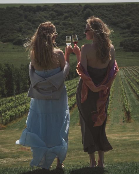 Summer, sunshine and a vineyard. A vineyard near the sea. What could be more wonderful? 📍@rathfinnyestate #englandlove #englishvineyard #uktravel #visitsussex Vineyard Astethic, Wine Couple Photography, Fall Winery Aesthetic, Vineyard Photoshoot Friends, California Vineyard Aesthetic, Vineyard Photoshoot Ideas, Italian Vineyard Aesthetic, Winery Aesthetic Photos, Winery Inspo Pics