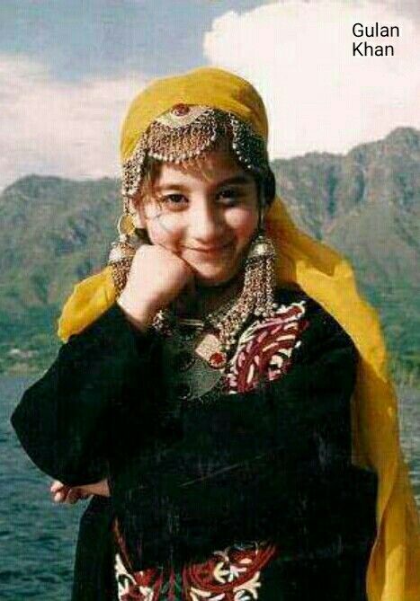 So beautiful & cute Kashmiri girl,With traditional Kashmiri dress & jewellery,Azad Kashmir Pakistan Kashmir Pics, Srinagar Travel, Kashmiri Dress, Kashmir Beauty, Kashmir Tourism, Candid Pics, Kashmir Pakistan, Kashmir Tour, Kashmir Valley