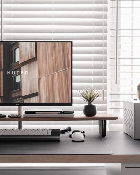 Black And White Setup, Clean Desk Setup, Architecture Desk, White Setup, Minimal Desk Setup, Home Studio Desk, Leather Top Desk, Minimal Desk, Dream Desk