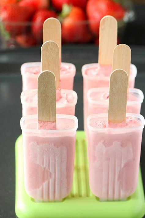 Strawberry Ice Cream Popsicles, Strawberry Extract Recipe, Vanilla Popsicles, Popcicles Recipes, Popsicle Recipe For Kids, Yogurt Popsicle Recipes, Creamy Popsicles, Fruit Popsicle Recipes, Homemade Fruit Popsicles