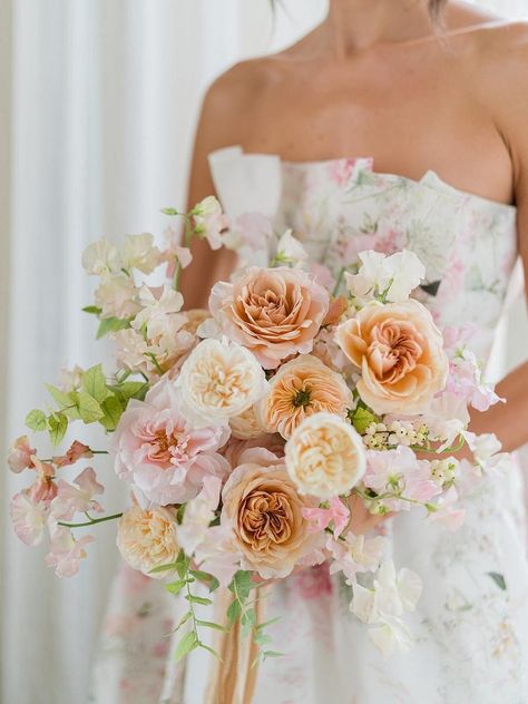 Peach bridal bouquets Peony And Garden Rose Bouquet, Simple Beach Wedding Flowers, Peach Pink Wedding, Pastel Bridal Bouquet, Bridal Bouquet Peach, Peach Wedding Bouquet, Blush Bouquet Wedding, Bridal Bouquet Summer, Peach Bouquet