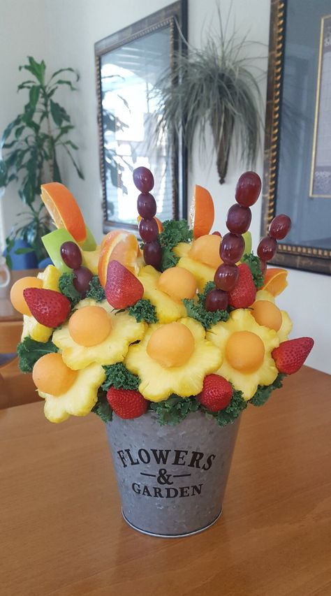 Edible Arrangements Diy, Fruit Bouquet Ideas, Edible Fruit Arrangements, Fruit Bouquet, Fruit Creations, Pineapple Flowers, Edible Bouquets, Diy Edible, Bouquet Tutorial