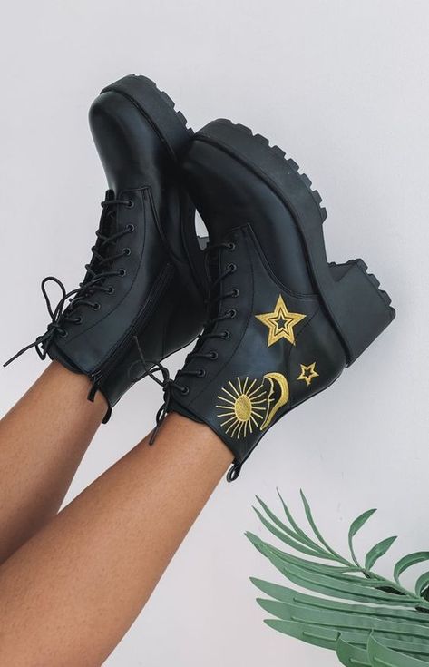 13 Increíbles botas gruesas para dominar el ‘street style’ Buty Marki Nike, Hype Shoes, Girly Shoes, Aesthetic Shoes, Swag Shoes, Chunky Boots, Pretty Shoes, Dream Shoes, Trendy Shoes