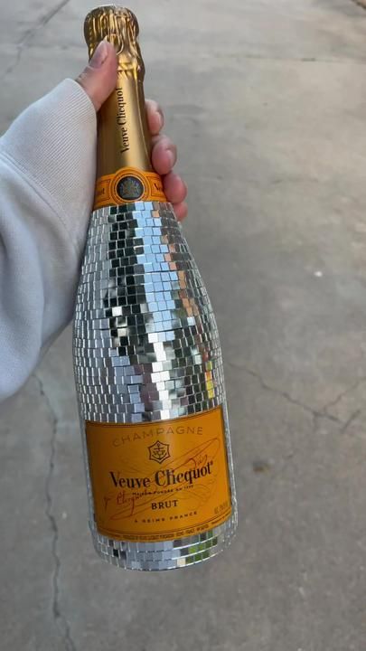 Alcohol Bottle Decorations, Custom Champagne Bottle, Bedazzled Bottle, Decorated Liquor Bottles, Hens Party Themes, Champagne Birthday, Veuve Clicquot Champagne, Bridal Shower Inspo, Fancy Drinks