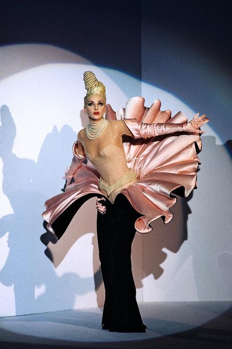 Mugler 1995, Star Trek Outfits, Mugler 90s, Blossoming Flower, Runway Fashion Couture, Mode Costume, Quoi Porter, Venus Dresses, Weird Fashion