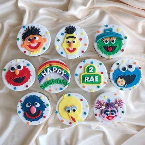 Crumbssg on Instagram: “🌈 Sesame Street cupcakes for Rae’s 2nd Birthday!  Love how colorful and happy this set looks~ ❤️ Thank you mummy D for trusting us! . . .…” Sesame Street Desserts, Cupcakes Theme, Street Recipes, Sesame Street Cupcakes, Chocolate Covered Desserts, Baby First Birthday Themes, Second Birthday Ideas, Sesame Street Birthday Party, Cookie Bar