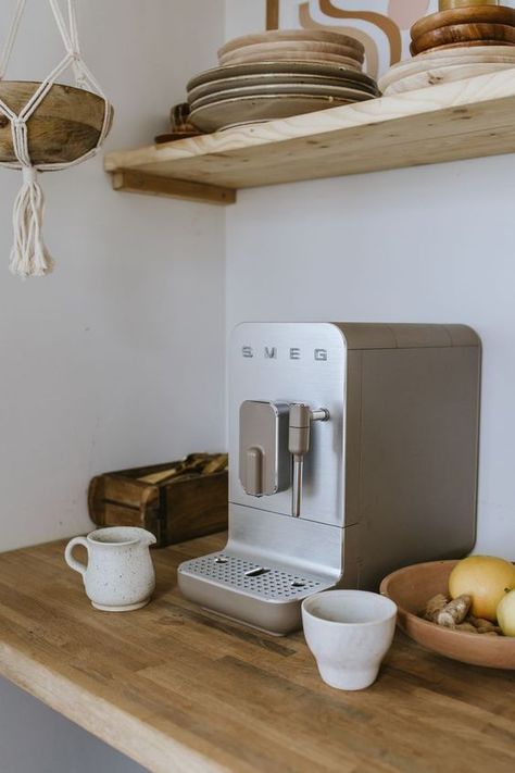 Smeg Coffee Machine, Farmhouse Coffee Bar Ideas, Cozy Coffee Nook, Smeg Coffee, Smeg Kitchen Appliances, Decor Tips And Tricks, Fancy Kitchen, Smeg Kitchen, Coffee Bar Ideas