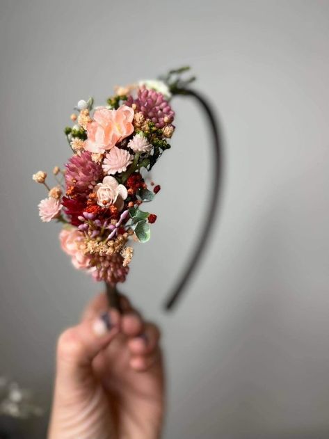 Floral Headband Wedding Guest, Simple Floral Headpiece, Diy Flower Headband, White Flower Headpiece, Dried Flower Headband, Chic Boho Wedding, Boho Wedding Hairstyles, Floral Headband Wedding, Flower Headband Diy