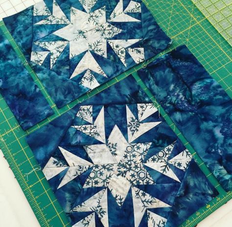 Free Quilt Pattern: Snowflake Blue And White Quilts, Snowflake Quilt, Christmas Quilt Blocks, Paper Pieced Quilt Patterns, White Quilts, Paper Pieced Quilt, Holiday Quilts, Winter Quilts, Quilt Block Tutorial