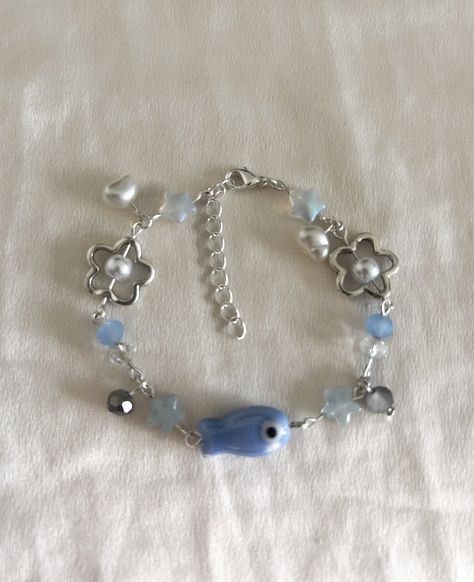 Dive into the depths of beauty with our Oceana Charm Bracelet! Inspired by the wonders of the ocean, this stunning accessory brings the tranquil vibes of the sea to your wardrobe. Featuring a central Japanese inspired fish charm, natural-shaped pearls, and beautiful blue accents, it's the perfect piece for ocean lovers. 🌊 Natural Ocean Theme: Embrace the serenity of the sea with this bracelet's natural, ocean-inspired design. From the delicate fish charm to the lustrous pearls and blue accents, Ocean Theme Bracelet, Ocean Themed Jewelry, Fish Bracelets, Wood Beads Jewelry, Fish Bracelet, Ocean Bracelet, Fishing Bracelet, Bracelet Inspired, Gelang Manik-manik