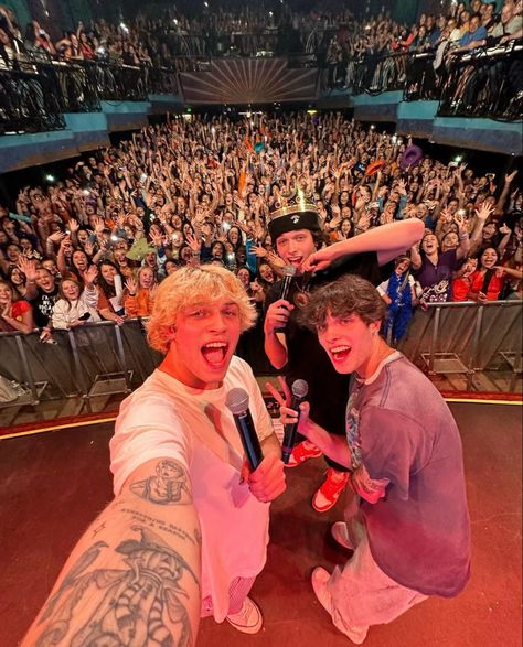 Sturniolo Triplets On Stage, Triplet Babies, Fangirl Problems, Most Beautiful People, Sam And Colby, Sturniolo Triplets, Triple Threat, Hottest Guy Ever, Best Youtubers