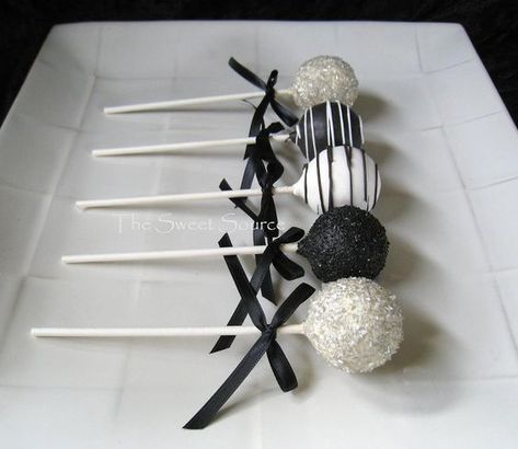 black and white cake pops with glitter for dessert tables Black And White Dessert Table Ideas, Black White Party Decor, Goth Cake Pops, Black And White Wedding Dessert Table, Black And White Treats, Black And White Desserts, Black Dessert Table, Wednesday Party Ideas, Black And White Dessert Table