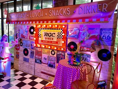 Diners Retro Night Party - Birthday Party Ideas for Kids and Adults Retro Debut Theme, Retro Booth Design, Retro Event Decor, Retro Theme Room, Retro Theme Decoration, Vintage Style Birthday Party, 1950s Theme Party, Retro Party Decorations, Diner Waitress