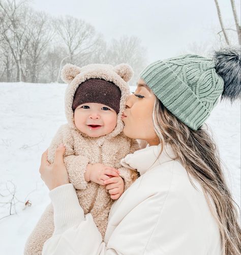 Snow Pictures With Baby, Newborn Snow Pictures, Snow Pictures Kids, Winter Toddler Photoshoot, Snow Baby Photoshoot, Baby First Snow Pictures, Baby Snow Photoshoot, Baby Snow Pictures, January Baby Photoshoot