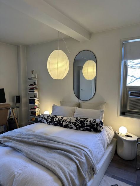 Ny Bedroom Aesthetic, Small Nyc Apartment Aesthetic Bedroom, Aesthetic Nyc Apartment Bedroom, Nyc Bedroom Aesthetic Luxury, Cool Girl Bedroom Nyc, Aesthetic Nyc, Nyc Apartment, Bedroom Aesthetic, Bed Room