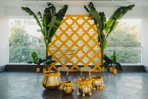 Indian Backdrop Ideas For Pooja, Backdrop Floral Backgrounds, Low Budget Stage Decoration, Floral Background Decoration, Low Budget Ganpati Decoration, Low Budget Haldi Decoration, Marigold Flower Decoration Backdrop, Ganpati Backdrop Ideas Diy, Decoration For Haldi Ceremony At Home