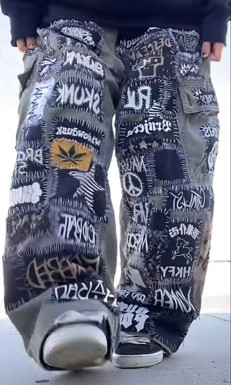 Baggy Patch Pants, Baggy Crust Pants, Alt Patches, Punk Pants Diy, Crust Pants Patch Ideas, Grindcore Aesthetic, Crust Punk Style, Crust Shorts, Crust Punk Fashion