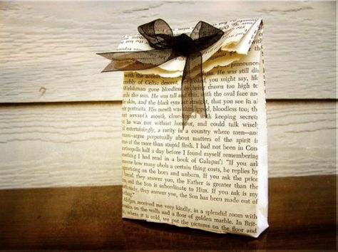 Literary Wedding Theme, Book Themed Wedding, Literary Wedding, Vintage Wedding Favors, Literary Themes, Storybook Wedding, Wedding Favors Cheap, Cadeau Diy, Wedding Favor Bags