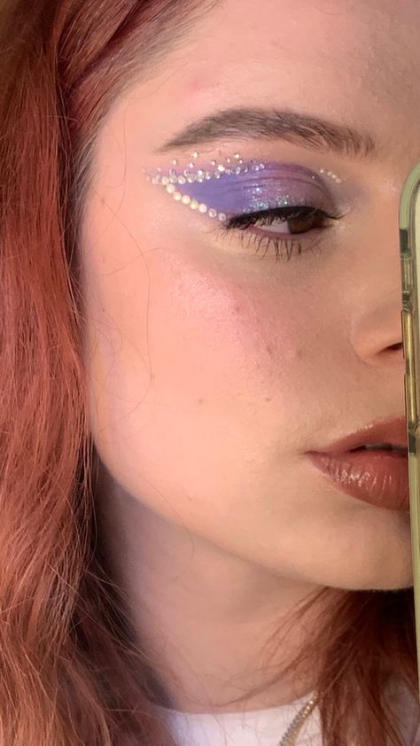 Taylor Swift Makeup, Purple Eyeshadow Looks, Purple Makeup Looks, Concert Makeup, Concert Hairstyles, Rhinestone Makeup, Purple Outfit, Purple Eye Makeup, Look Festival