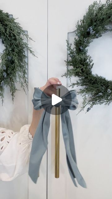 Lacey Karasik 🌿Home Decor on Instagram: "Here’s a slowed down version of my bow making skills from yesterday 😅 hopefully this helps some of y’all out there! . Linking this velvet ribbon along with some other favorites of mines on my LTK page. Link in bio 🥰 . #diy #diycrafts #diyhomedecor #diyprojects #diydecor #diyideas #diyhome #diychristmas #diybow #bowtutorial #bowseason #christmasdecor #christmasdecorinspo #christmastime #christmasdecorations #christmasbow #grandmillennial #coastalfarmhouse #coastalgrandmother #bluechristmas #grandmillennialchristmas #velvetribbon #amazonfinds #amazondeals" Bow Season, Christmas Bows Diy, Christmas Porch Decor, Brown Paper Packages, Bow Tutorial, Bow Making, Christmas Packaging, Christmas Porch, Wrapping Ideas