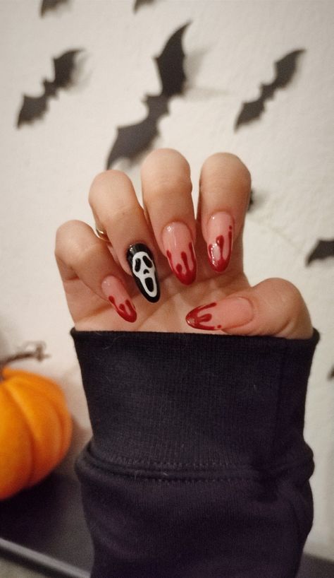 Halloween Nails Scream Face, Simple Spider Web Nails, Nail Ideas Scream, Fall Nails Easy Designs, Cute Ghostface Nails, Easy Ghost Face Nails, Scream Nails Easy, Simple Ghostface Nails, Holoween Nail Design