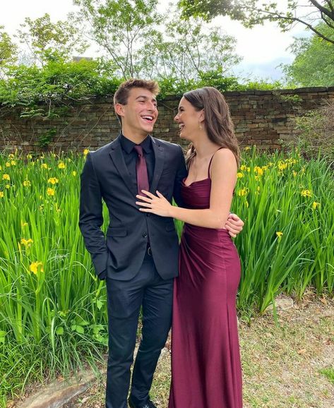 Maroon Prom Dress Couple, Maroon Hoco Couple, Homecoming Couple Outfits, Burgundy Formal Dress Long, Burgundy Prom Couple, Matric Photoshoot, Matching Prom Couples, Couple Formal Outfits, Prom Boyfriend