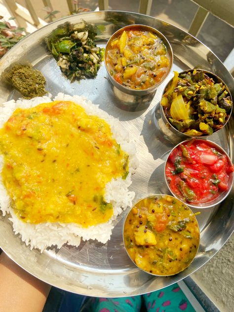 Indian Thali Recipe, Indian Non Veg Thali, Indian Thali Vegetarian, Veg Thali Indian, Lunch Thali, Indian Fast Food, Delicious Food Image, Indian Thali, Variety Food