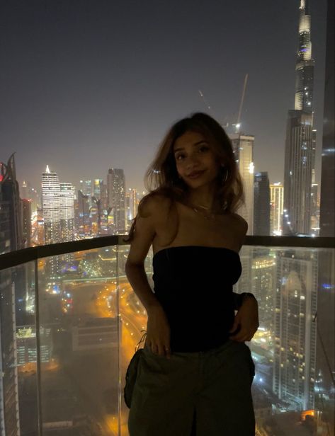 Dubai Picture Ideas, Outfit Ideas Cargo Pants, Dubai Outfits Ideas, Dubai Outfit, Tube Top Outfits, Dubai Outfits, Dubai Vacation, Dubai Aesthetic, Dubai Style