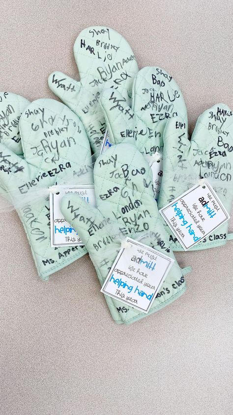 theprimarypal on Instagram: Here is a simple yet cute idea for end of the year volunteer gifts. Get oven mitts from @dollartree and have your students write their name… Parent Helper Gifts From Teacher, Room Parent Thank You Gifts, Classroom Volunteer Gifts, Parent Volunteer Gifts From Teacher, Open House Gift Ideas, Volunteer Thank You Gift Ideas, Volunteer Appreciation Gift Ideas, Oven Mitt Gift Ideas, Volunteer Appreciation Ideas