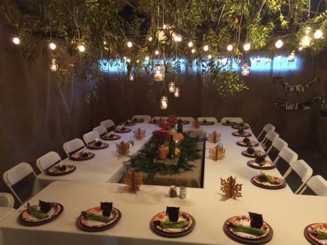 Friendsgiving Dinner Party Decor, Thanksgiving Dinner Table Setting, Thanksgiving Dinner Decor, Thanksgiving Decorations Outdoor, Friendsgiving Dinner Party, Backyard Party Decorations, Backyard Dinner Party, Garage Party, Outdoor Thanksgiving