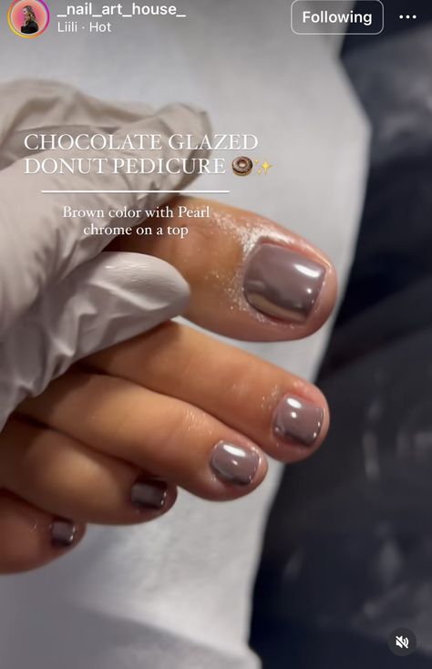 Glaze Brown Nails, Chocolate Glazed Chrome Nails, Short Chrome Nails Fall, Iced Brownie Nails, Year Round Nail Color, Glazed Doughnut Toenails, Chocolate Glazed Nails Hailey Bieber, Donut Glaze Chrome Nails, Chocolate Brown Glazed Donut Nails