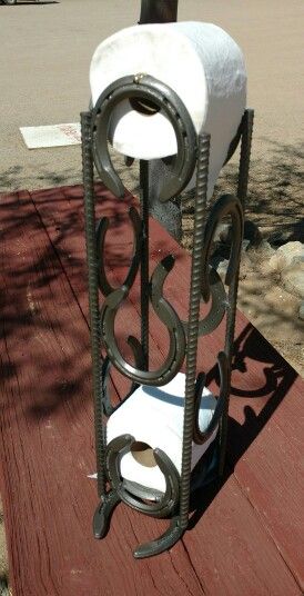 Free standing toilet paper holder with storage. $45 Art Fer, Shielded Metal Arc Welding, Welding Crafts, Horseshoe Projects, Horseshoe Decor, Horseshoe Crafts, Welding Art Projects, Diy Welding, Horseshoe Art