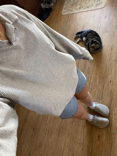 Neutral 90s Outfits, Cozy Crewneck Outfit, Minimalist Style Inspiration, Outfit Ideas Utah, College Outfits Jeans, Casual University Outfit, Outfits For Boyfriend, 90 Degree Weather Outfit, Cute Womens Outfits