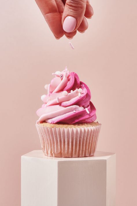 Creative Cake Photography, Cupcake Product Photography, Bakery Product Photography, Pastel Product Photography, Cake Photography Styling Ideas, Sweets Creative Ads, Bakery Products Photography, Cake Product Photography, Cake Photography Styling