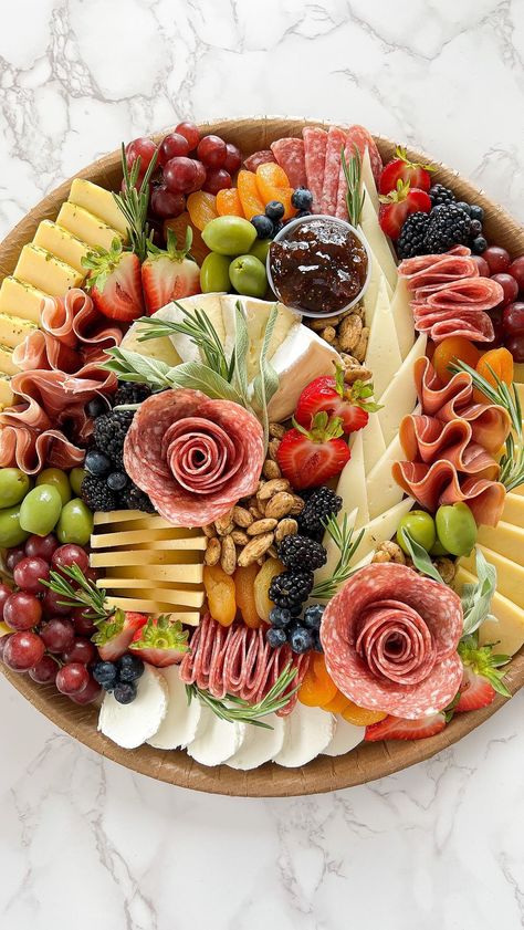 Deli Tray, Finger Food Desserts, Snack Boards, Charcuterie Board Meats, Charcuterie Inspiration, Charcuterie Cheese, Charcuterie And Cheese Board, Cheese Shop, Charcuterie Recipes