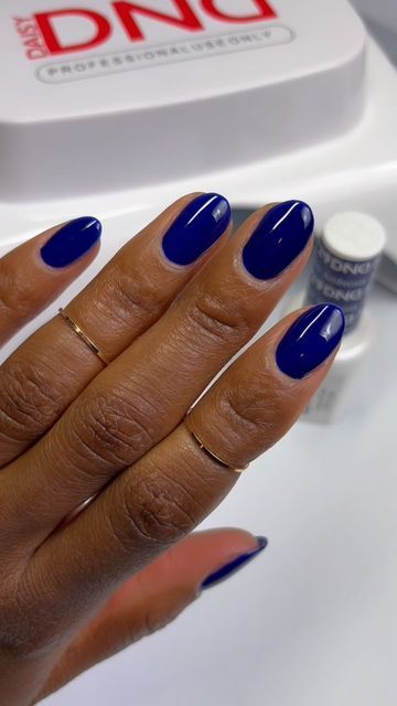 WhoDidHerNails on Instagram: "The perfect Fall Blue 💙
@dndgel" Dnd Blue Gel Polish, January Nail Colors, Blue Gel Polish, Blue Chrome Nails, Blue Nail Color, Fall Blue, January Nails, Blue Gel, Chrome Nails