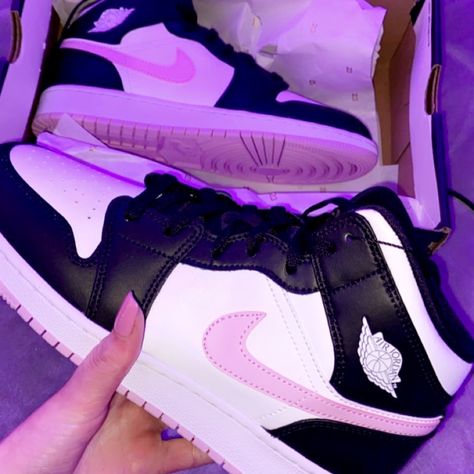 Nike Air Jordan 1 Size 7 , Never Worn. Only Selling Because They Were Too Big For Me And Wouldn’t Let Me Return Or Exchange :( White Jordan Shoes, Pink Jordans, Pretty Sneakers, Jordan Shoes Retro, All Nike Shoes, Shoes Nike Air, Womens Air Jordans, Cute Nike Shoes, Nikes Girl