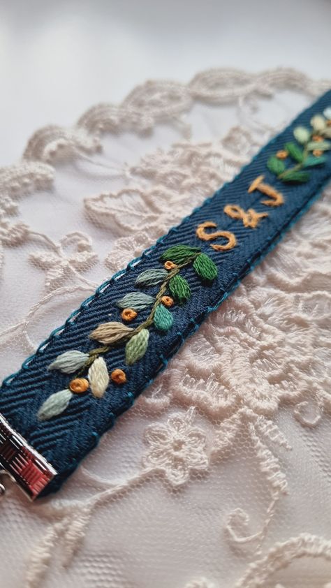 Cuff Bracelets Diy, Hand Embroidered Jewelry, Embroidered Bracelet, Customised Bracelets, Tambour Embroidery, Embroidery Bracelets, Embroidery Tshirt, Embroidered Name, Embroidery Bags