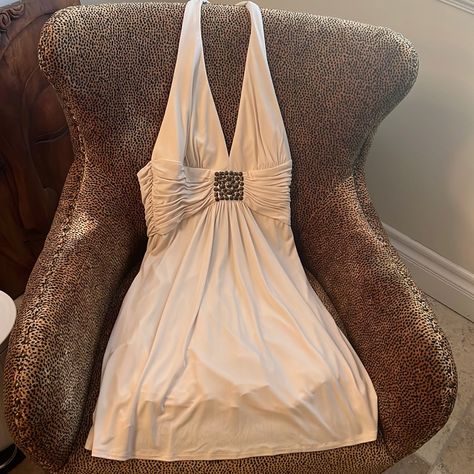 New With Tags Cream Halter Dress With Bronze Metal Embellishments. Lined With Zipper Closure In Back , Wiggle Dress Vintage 1950s, Halter Dress Outfit, Black And Green Dress, Mcbling Fashion, Trashy Outfits, 2000s Outfit, Metal Embellishments, Mommy Outfits, White Halter Dress