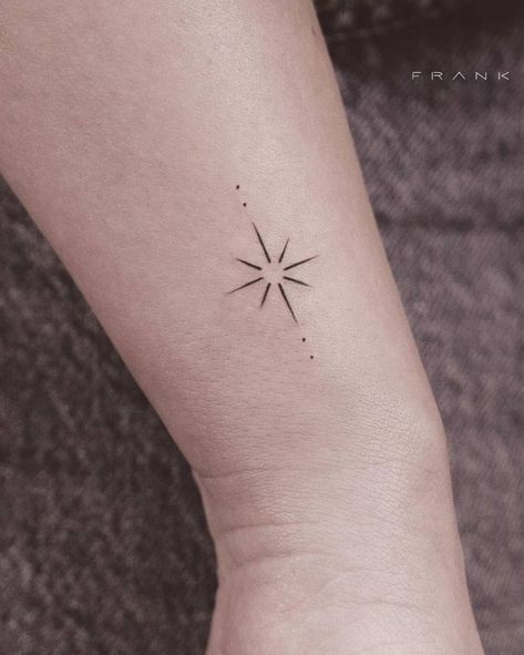 Minimalist North Star tattoo on the wrist. North Star Tattoo, Herz Tattoo Klein, Star Tattoo On Wrist, North Star Tattoos, Nautical Star Tattoos, Design Tatuaje, Star Tattoo Meaning, Small Star Tattoos, Tattoo Store