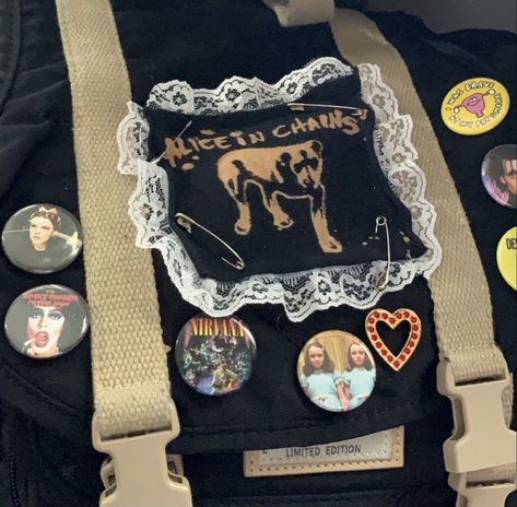 Patch Bag Punk, Bag With Pins And Patches, Punk Bag Diy, Patch Ideas Diy, Patches On Backpack, Punk Patches Diy, Punk Crafts, Punk Embroidery, Patches Backpack